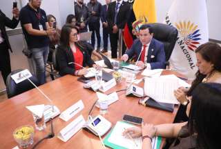 Xavier Jordán, quien actualmente es buscado por la justicia ecuatoriana por presunta corrupción, no acudió a su comparencia en la Asamblea Nacional y dejó su silla vacía (izq.). 