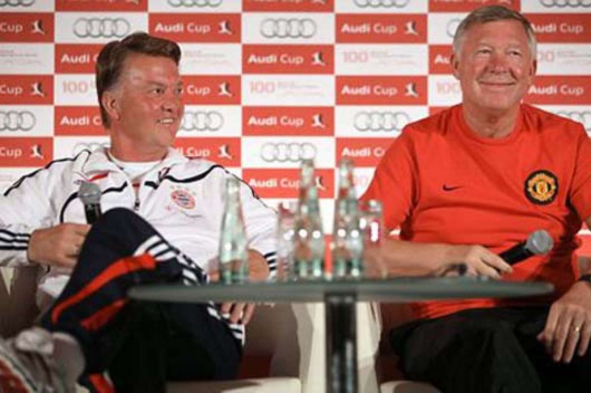Louis van Gaal (i), ser&iacute;a el sustituto de David Moyes en el United, que dej&oacute; hace una temporada Sir Alex Ferguson (d).