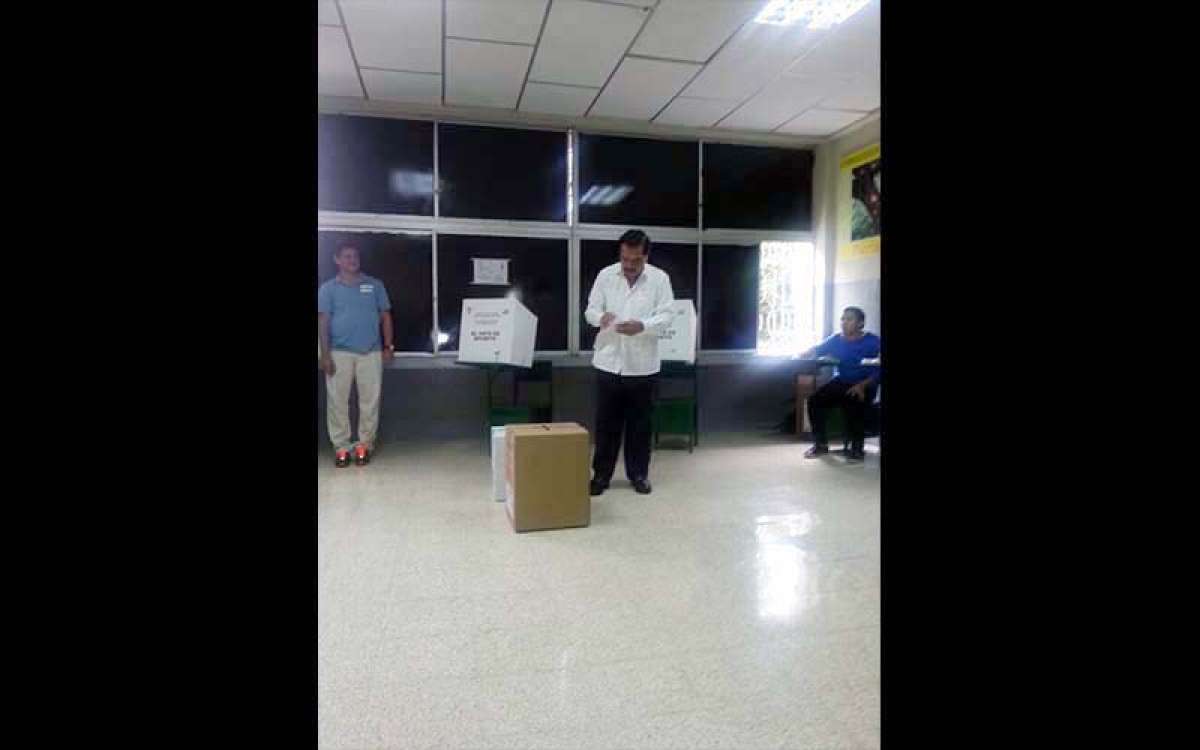 Nebot vot&oacute; y esperar&aacute; resultados en Centro de Convenciones 