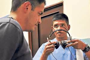 Los postulantes, hombres y mujeres, se someten a los chequeos m&eacute;dicos en el hospital militar de Cuenca, antes de la postulaci&oacute;n como agentes. Foto: Jos&eacute; Luis Llivisaca / El Tel&eacute;grafo