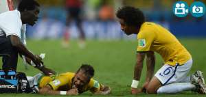 Neymar fue atendido en el campo de juego de donde despu&eacute;s tuvo que salir en camilla. Foto: AFP