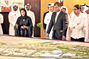 El presidente Correa conoci&oacute; en maqueta las instalaciones del Parque de Ciencia y Tecnol&oacute;gico de Catar. Foto: Cortes&iacute;a / Presidencia de la Rep&uacute;blica