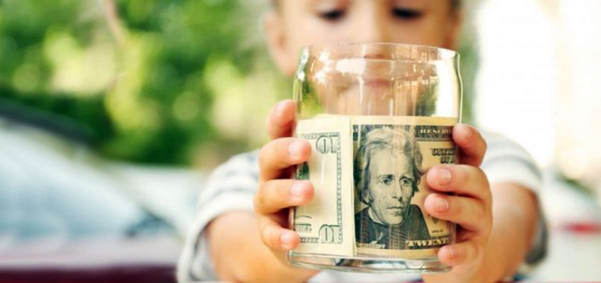 Ahorrando en un banco, los ni&ntilde;os aprender&aacute;n conceptos como el inter&eacute;s.