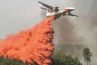 Los bomberos intentan sofocar los incendios en los bosques de pino de Francia. 