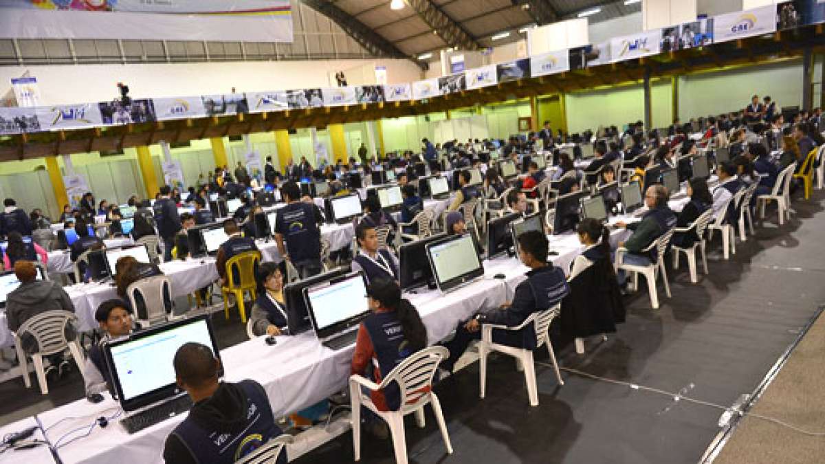 Los digitadores del Consejo Nacional Electoral (CNE) trabajan en jornada completa en el Centro de Exposiciones Quito. Foto: Fernando Sandoval