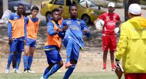Los 21 seleccionados por Javier Rodr&iacute;guez entrenan a doble jornada en la cancha de f&uacute;tbol de Fedenador en la ciudad de Guayaquil. Foto: Andes
