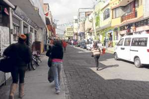 A las 10:30, en el centro del cant&oacute;n Quero, el intercambio comercial y agr&iacute;cola se desarrollaba sin alteraciones, a pesar de la ca&iacute;da de ceniza volc&aacute;nica. Foto: Jos&eacute; Miguel Castillo/El Tel&eacute;grafo