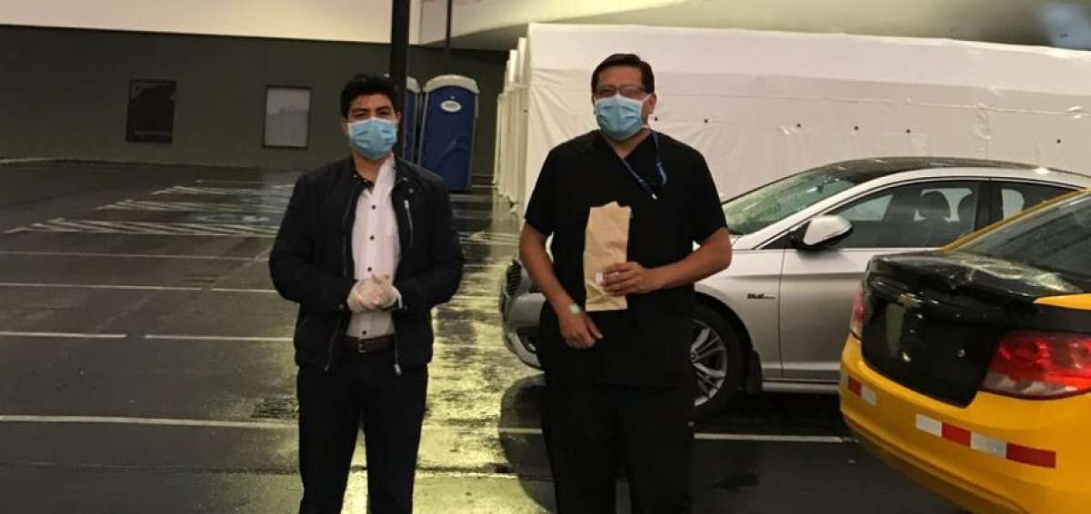 J&oacute;venes reparten comida a personal m&eacute;dico de hospitales de Quito
