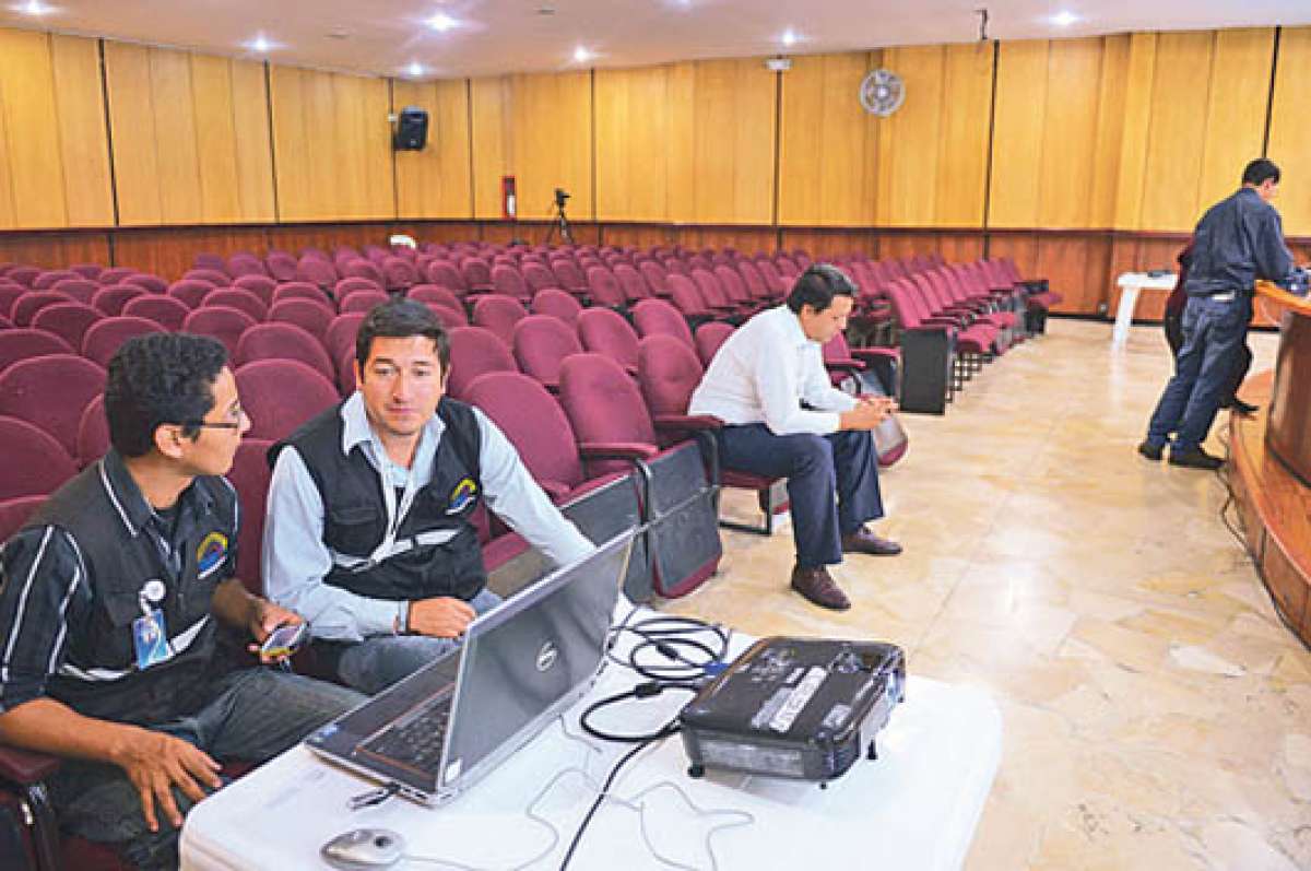 El colectivo Yasunidos no fue a la capacitaci&oacute;n ofrecida por el CNE para verificar las firmas. Foto: Santiago Aguirre.