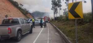 Pie de foto: El paso vehicular fue restringido por varias horas ya que el fuego estaba cerca a la carretera. 