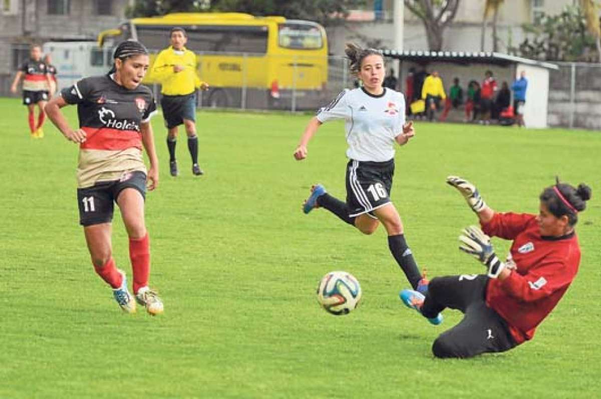 Madeline Riera (izq.) cumplir&aacute; 25 a&ntilde;os el pr&oacute;ximo 7 de agosto. Es la tercera de los 4 hijos que procrearon Eduardo Riera y Rosa Baja&ntilde;a. Foto: Miguel Jim&eacute;nez | El Tel&eacute;grafo