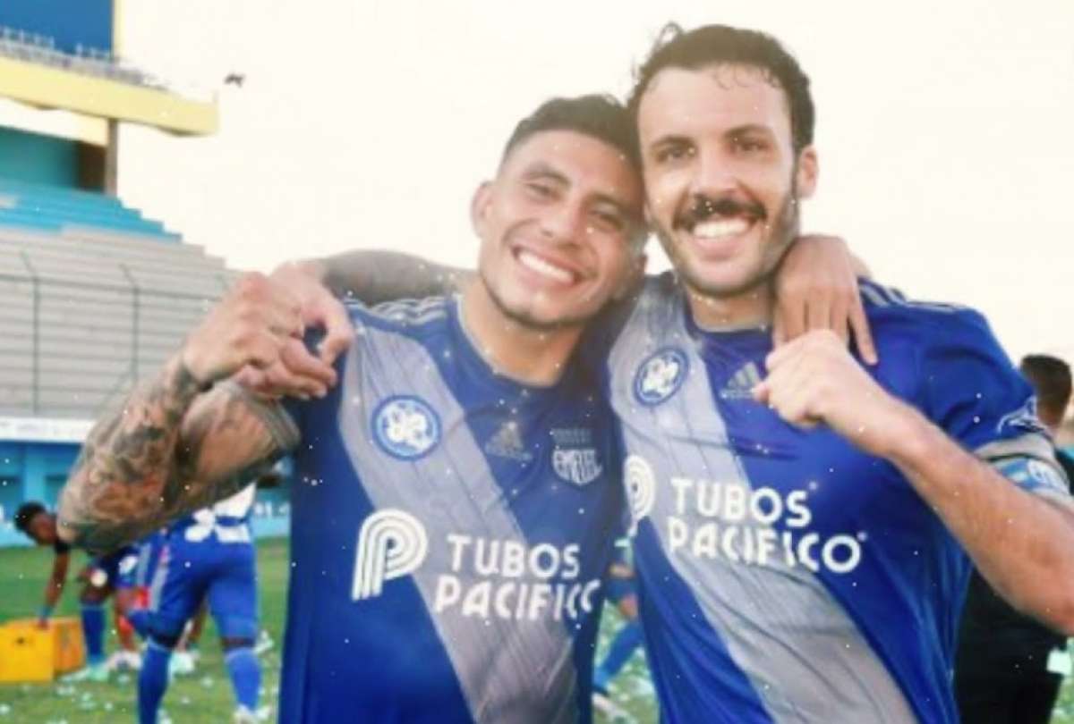 Joao Rojas se r&iacute;e de las bromas que le hacen