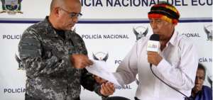 Los dirigentes shuar entregaron un manifiesto a la Polic&iacute;a Nacional. 