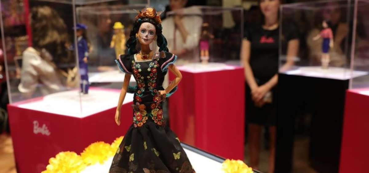 Vista de un ejemplar de la Barbie conmemorativa del D&iacute;a de Muertos durante su lanzamiento en Ciudad de M&eacute;xico (M&eacute;xico).