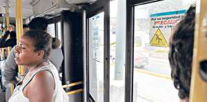 En la ruta de Metrobasti&oacute;n, en el centro de la urbe, uno de los articulados circula con la puerta entreabierta. Foto: William Orellana / El Tel&eacute;grafo