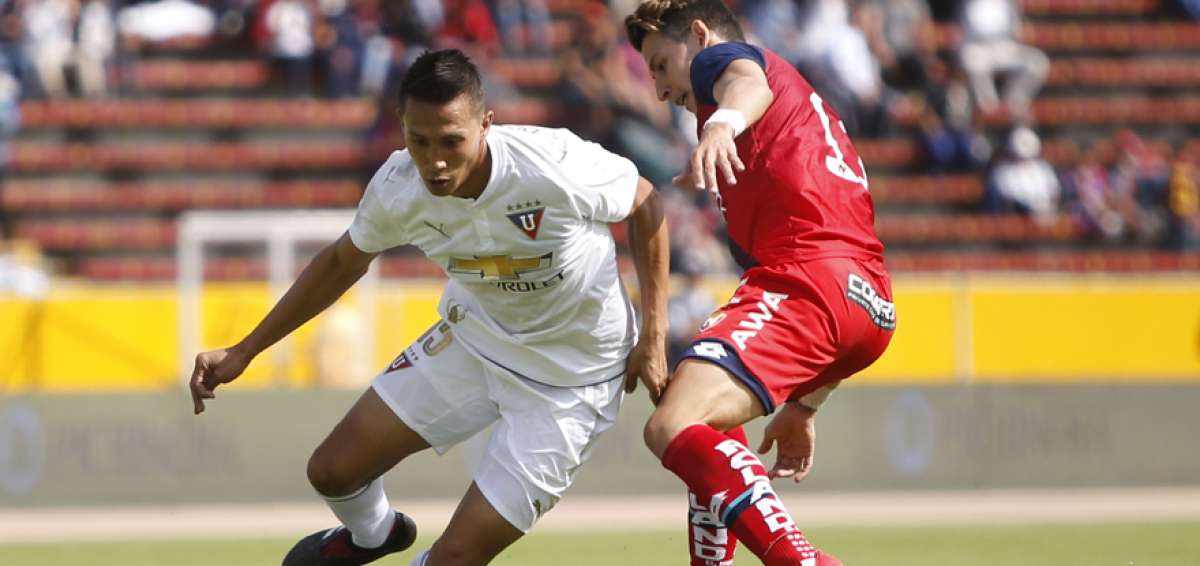 Franklin Guerra (i), de Liga de Quito, sortea la marca de Manuel Balda, de El Nacional. Guerra refuerza a la &lsquo;U&rsquo; este a&ntilde;o. Ayer jug&oacute; frente a su exequipo.