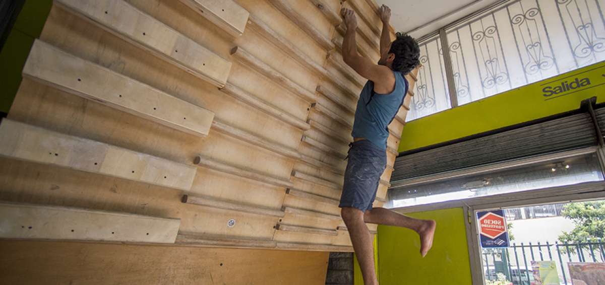 Esteban Mena realiza ejercicios para fortalecer sus brazos y hacer m&aacute;s firme su agarre; en las rocas o en el hielo la t&eacute;cnica es fundamental para sobrevivir. 
