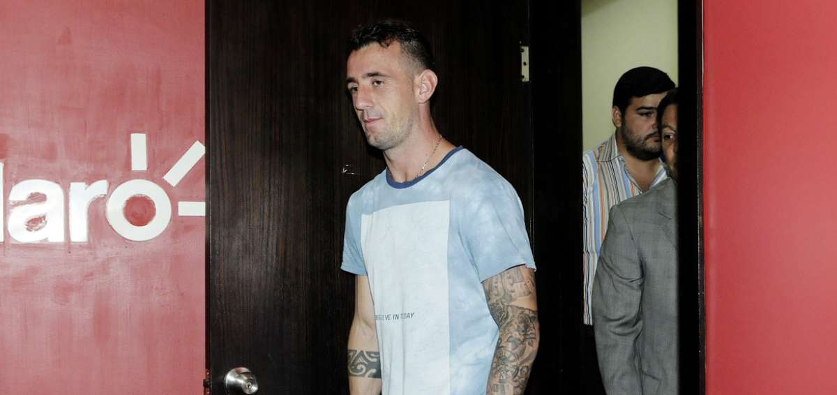 Dami&aacute;n D&iacute;az ingresa a la sala de prensa del estadio Monumental de Barcelona para dar disculpas por lo ocurrido el domingo pasado, en Cuenca.