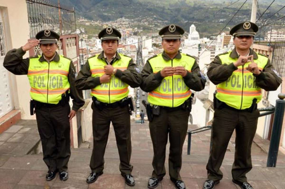 Tras un a&ntilde;o de aprendizaje, los uniformados dominan el 80% del lenguaje de se&ntilde;as. Foto: Roberto Ch&aacute;vez.
