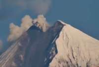 Volcán Sangay emitió una columna de ceniza