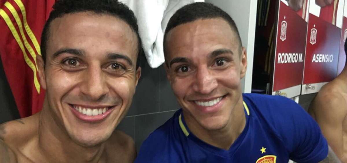 Thiago Alc&aacute;ntara (izq.) colg&oacute; en su cuenta de Twitter esta foto junto a su amigo Rodrigo. A la gr&aacute;fica adjunt&oacute; el texto: &ldquo;Desde el inicio hasta el fin&rdquo;.