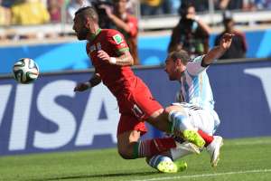 Esta es la jugada que reclaman los medios de Ir&aacute;n como penal a favor de su pa&iacute;s. Foto: AFP