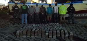 Agentes muestran a los detenidos y a la mercanc&iacute;a incautada. 