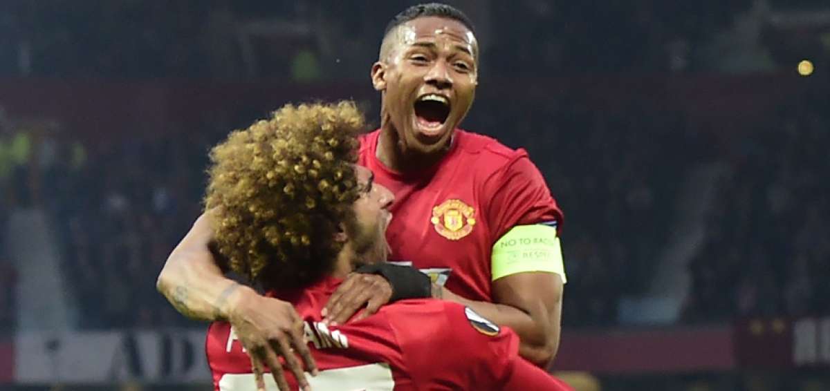 Antonio Valencia (25) abraza al belga  Marouane Fellaini, autor del &uacute;nico gol que marc&oacute; el Manchester United ayer ante el Celta de Vigo.