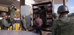 Los controles tambi&eacute;n se realizan en la carretera, y los veh&iacute;culos pueden ingresar a la parroquia solo con autorizaci&oacute;n de las autoridades respectivas. El abastecimiento de alimentos est&aacute; garantizado.