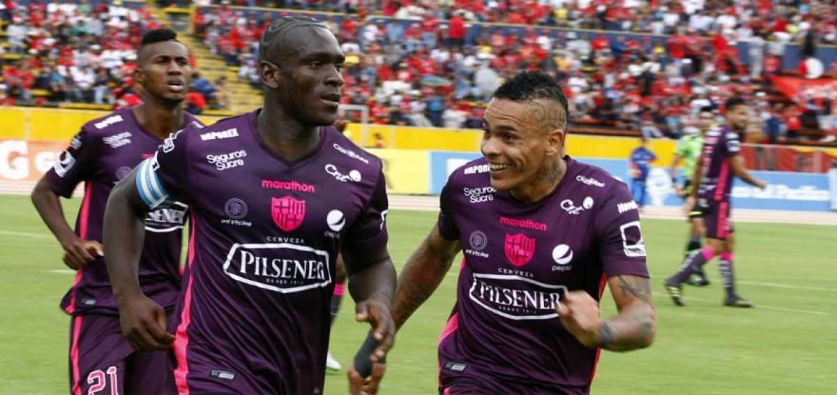 Segundo Castillo (izq.) marc&oacute; el empate ag&oacute;nico para Barcelona con un cabezazo. &Aacute;lvez celebra con &eacute;l.