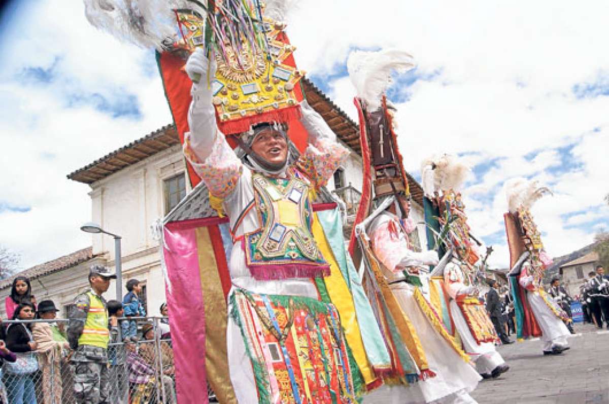 La marcha acompasada y dif&iacute;cil de los &lsquo;sacerdotes de la lluvia&rsquo; fue seguida por miles de miradas el s&aacute;bado. Foto: Silvia Osorio / para El Tel&eacute;grafo