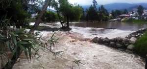La tarde del domingo el r&iacute;o Tarqui, en el sur de Cuenca, se desbord&oacute; e inund&oacute; varios sectores del cant&oacute;n.