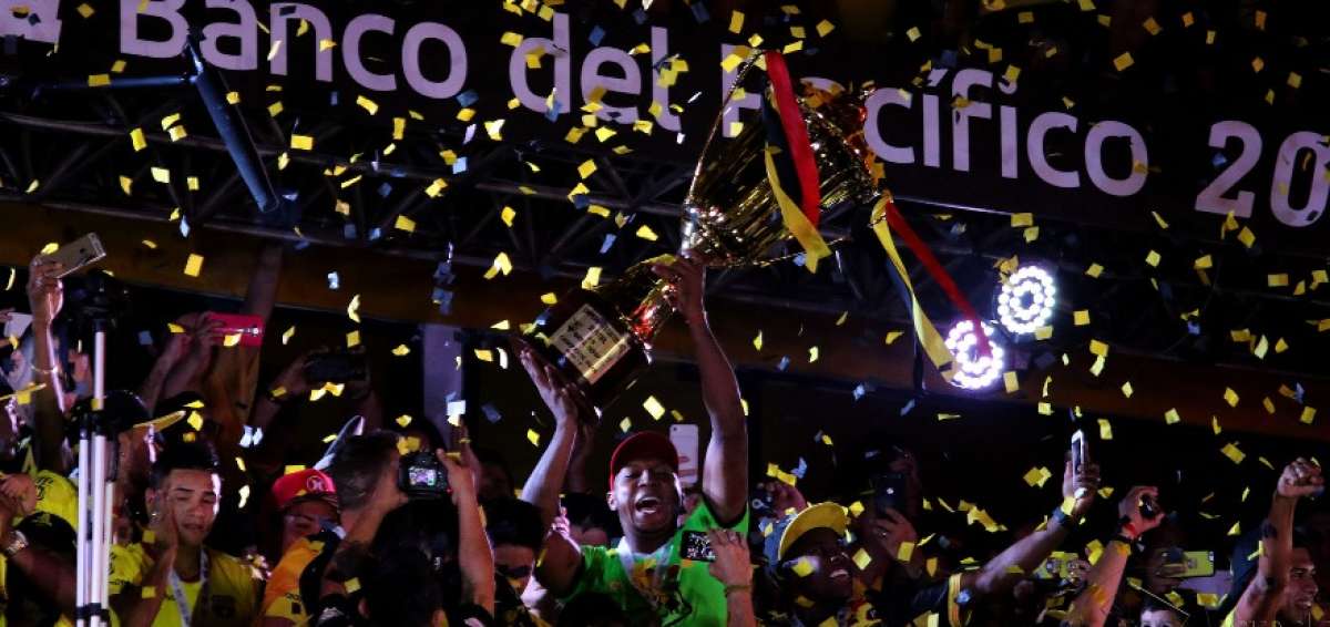 Barcelona levant&oacute; su copa al estilo 'Champions'