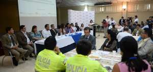 Docentes, autoridades universitarias, polic&iacute;as e integrantes de carteras de Estado participaron en el taller para trabajar en conjunto contra las drogas.