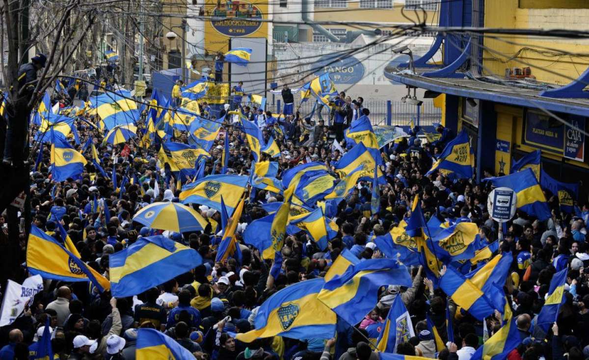 Miles de hinchas de Boca hacen banderazo por &iacute;dolo Riquelme en Argentina