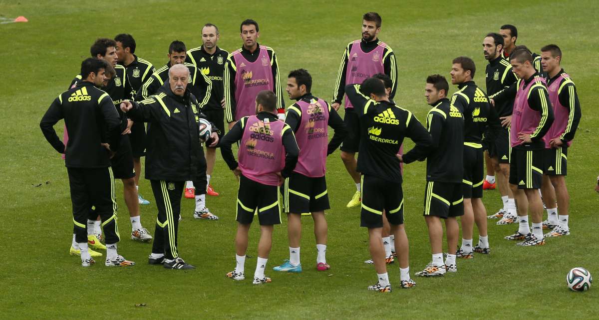 La selecci&oacute;n espa&ntilde;ola entren&oacute; ante 1.500 hinchas que llegaron a la ciudad deportiva Caj&uacute;. Foto: EFE