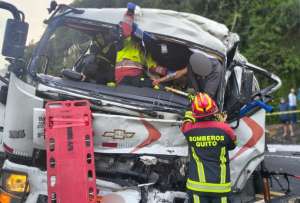 Bus y tanquero chocan en Amagua&ntilde;a: bomberos liberan a conductor atrapado
