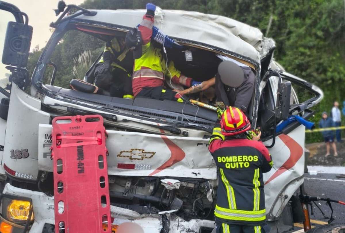 Bus y tanquero chocan en Amagua&ntilde;a: bomberos liberan a conductor atrapado