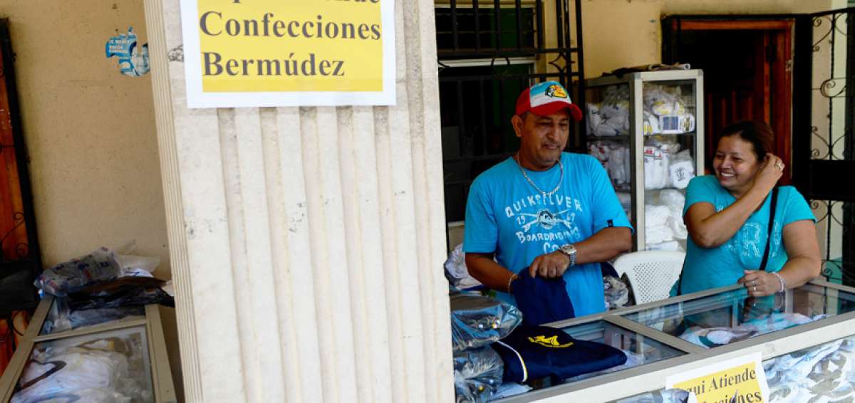 Varios due&ntilde;os de negocios, que antes funcionaban en Tarqui, colocaron las vitrinas en los exteriores de sus casas, ubicadas en otras zonas, para atender a sus clientes de a&ntilde;os.