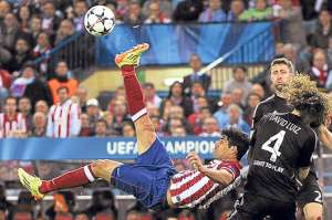 Diego Costa (izq.) tuvo pocos disparos al arco debido a la marca de los defensores rivales. Foto: EFE