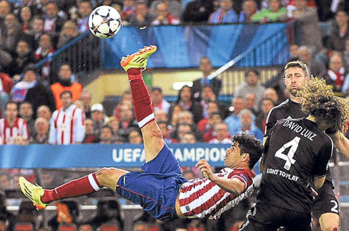 Diego Costa (izq.) tuvo pocos disparos al arco debido a la marca de los defensores rivales. Foto: EFE