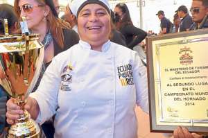 Con una amplia sonrisa, Sonia Llerena exhibe la placa que el Ministerio de Turismo le entreg&oacute; por haber obtenido el segundo lugar. Foto: Roberto Ch&aacute;vez / El Tel&eacute;grafo