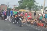 A las personas no les importó la presencia policial y se llevaron las cervezas.