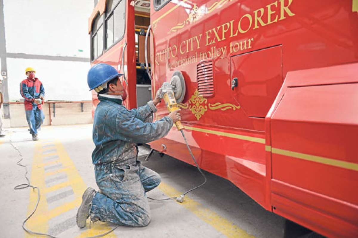 En el sur de Ambato, el primer prototipo de bus tranv&iacute;a est&aacute; terminado y a la espera de que la empresa quite&ntilde;a lo ponga a recorrer con turistas argentinos, chilenos, uruguayos y brasile&ntilde;os. Foto: Roberto Ch&aacute;vez |  El Tel&eacute;grafo