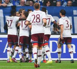 Bayern empata con Schalke en debut de Xabi Alonso, Bayer Leverkusen lidera