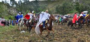 Jinetes participan del tradicional juego de la escaramuza, una expresi&oacute;n cultural representativa de la parroquia rural Llacao.