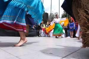 Las danzas que se presentaron en el parque Calder&oacute;n comenzaron a poner el colorido en estas fiestas. Foto: Fernando Machado/ El Tel&eacute;grafo