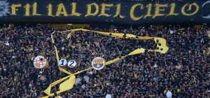 Los aficionados de Barcelona rindieron un homenaje a los 12 hinchas fallecidos -el fin de semana pasado- en un accidente de tr&aacute;nsito.