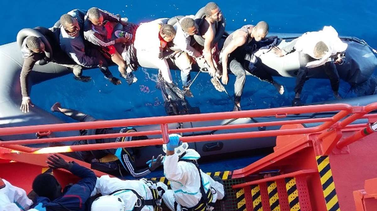 Los 15 supervivientes fueron encontrados el jueves en el mar, aferrados a la parte que todav&iacute;a se manten&iacute;a a flote de la embarcaci&oacute;n, algunos de ellos sin salvavidas. Foto: AFP