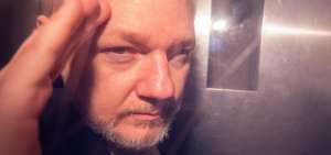 Ecuador entregar&aacute; a EE.UU. documentos que Assange dej&oacute; en la Embajada